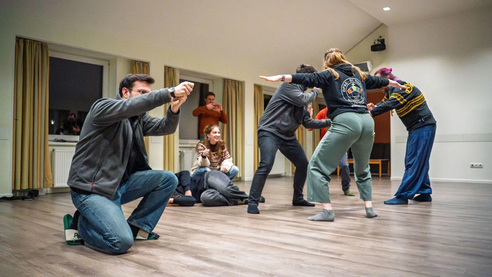 Gruppe in einer Impro-Übung während eines Workshops
